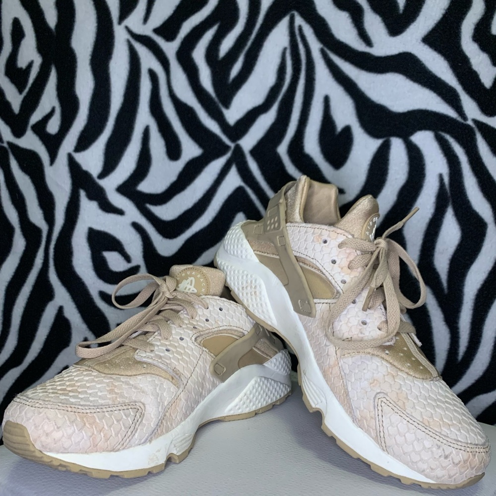 Nike tan snake print huaraches size 9